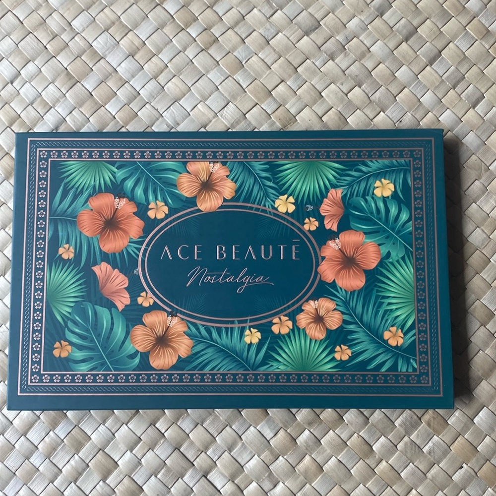 Ace Beaute Nostalgia eyeshadow palette